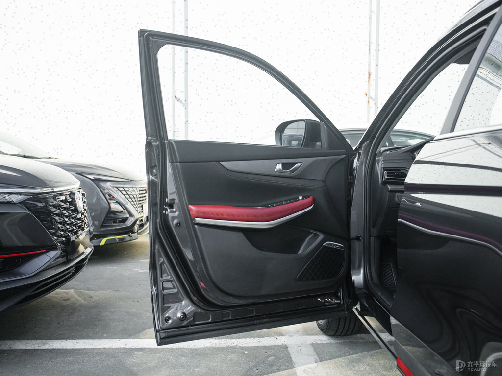 安第斯灰長(zhǎng)安CS75車廂內(nèi)飾圖片