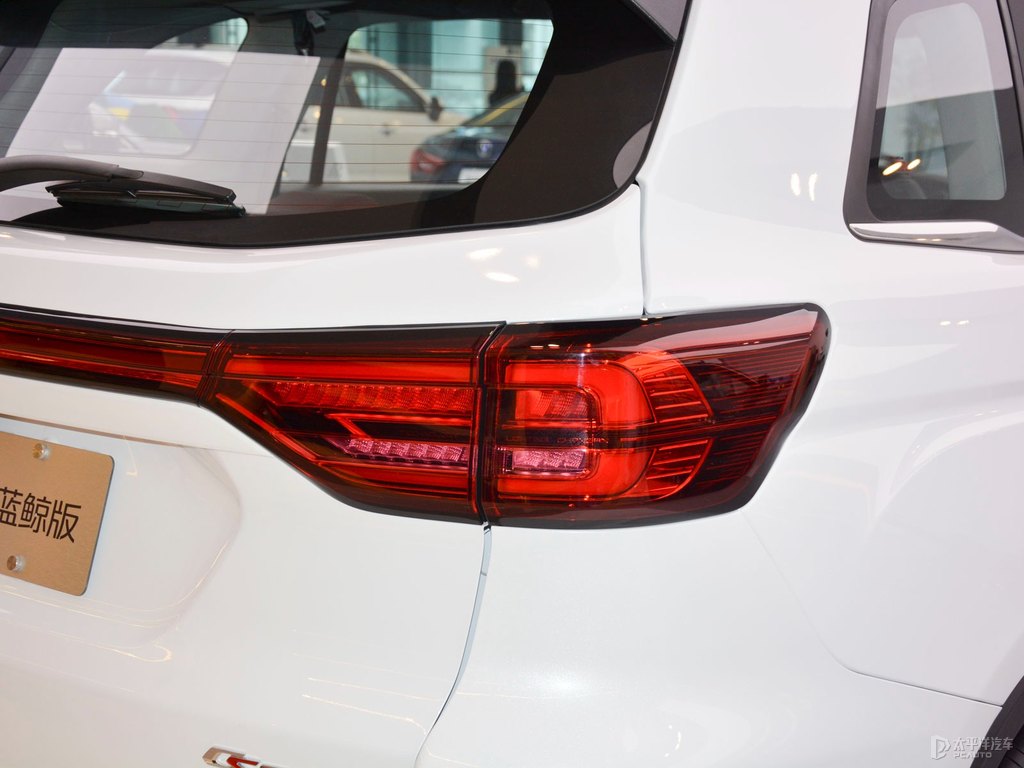 精靈白長安CS75車尾外觀圖片