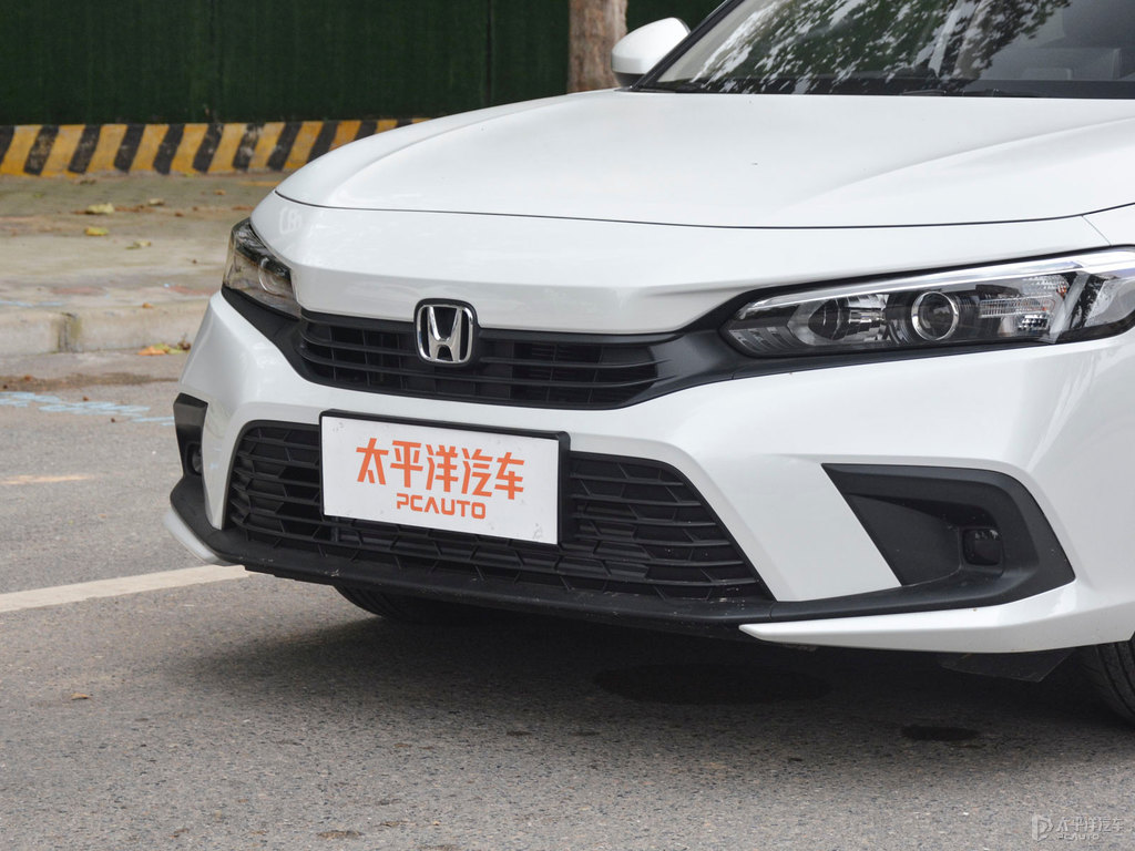 晶耀白思域車頭外觀圖片
