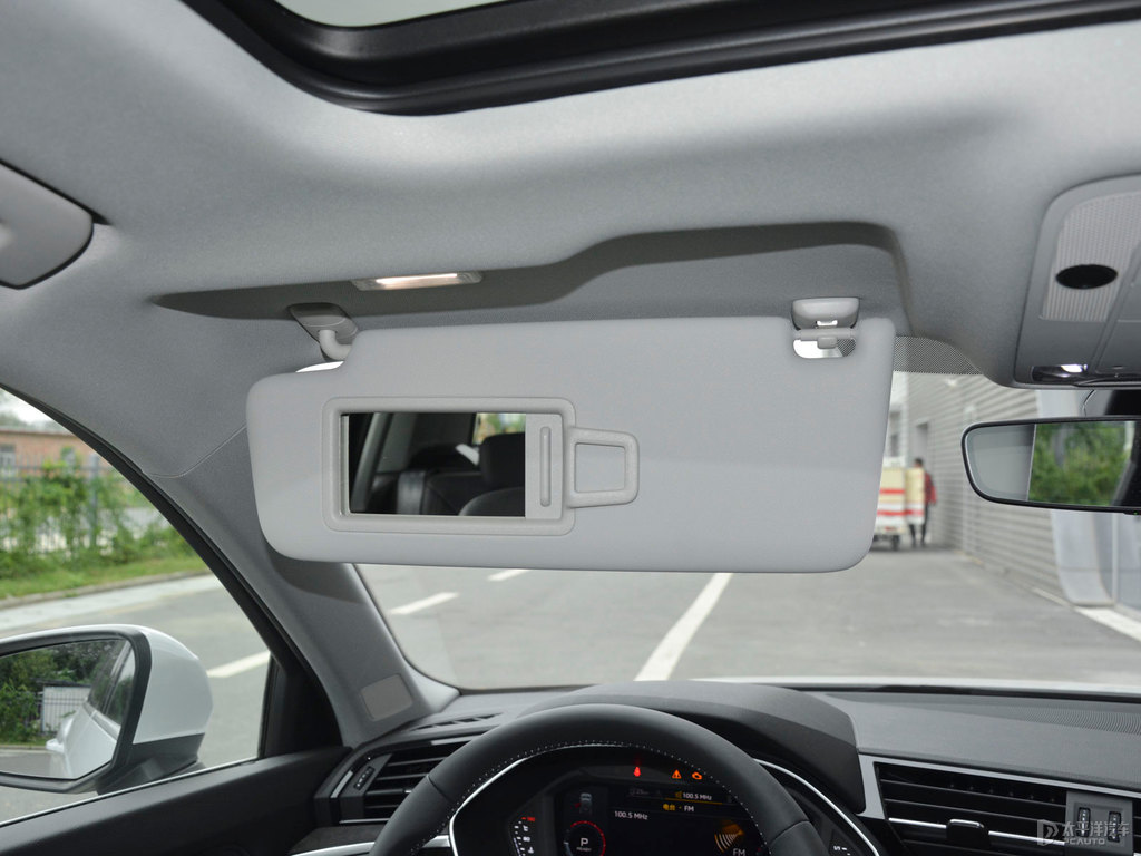 冰川白奧迪Q3車廂內(nèi)飾圖片