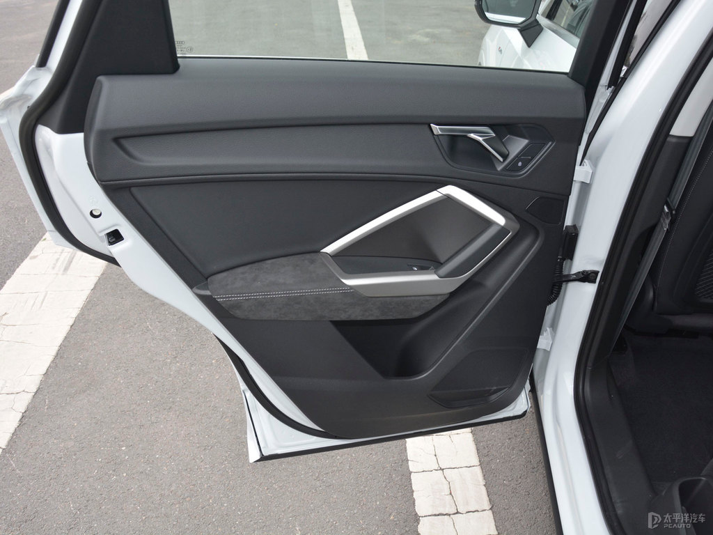 冰川白奧迪Q3車廂內(nèi)飾圖片
