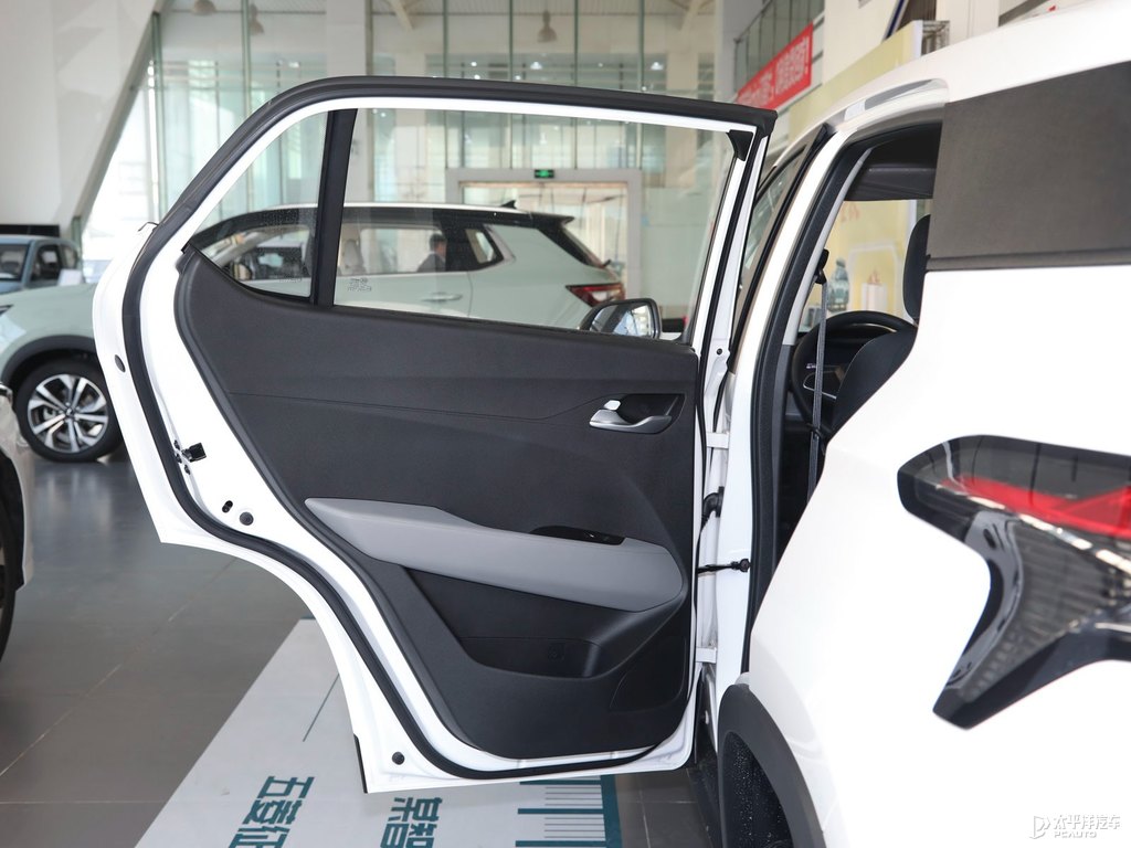 糖果白寶駿510車廂內(nèi)飾圖片