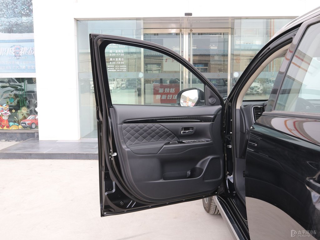 珍珠黑歐藍(lán)德車廂內(nèi)飾圖片