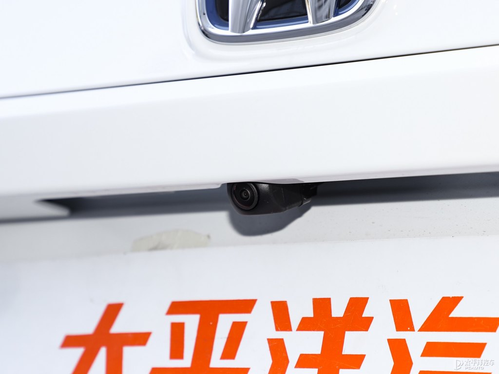 塔夫綢白凌派車尾外觀圖片