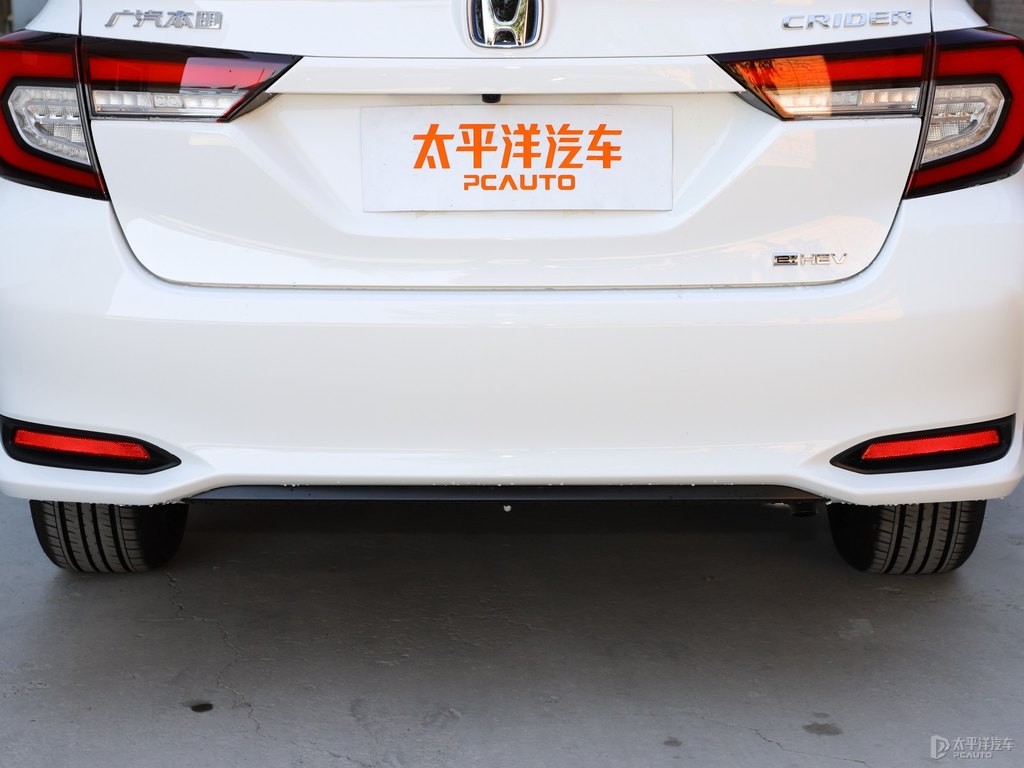 塔夫綢白凌派車尾外觀圖片