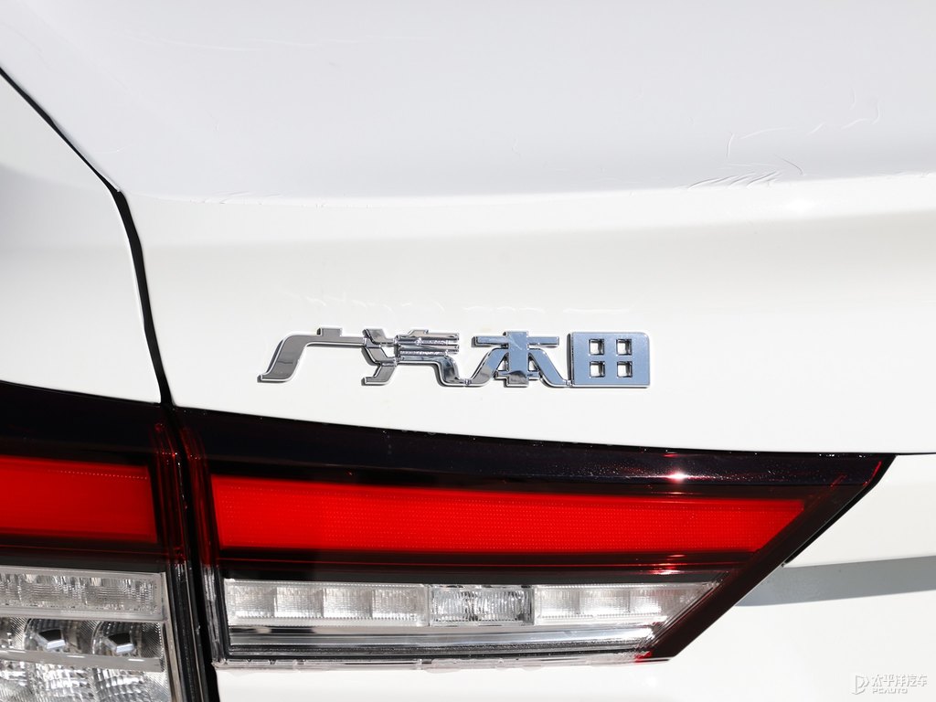 塔夫綢白凌派車尾外觀圖片