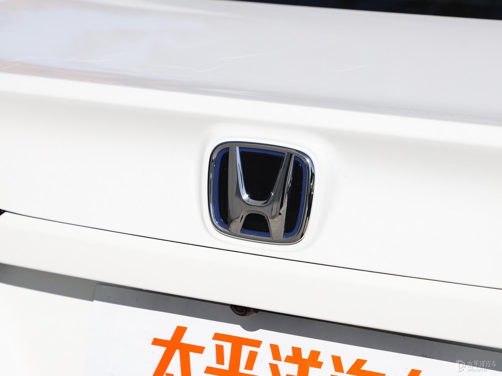 塔夫綢白凌派車(chē)尾外觀圖片