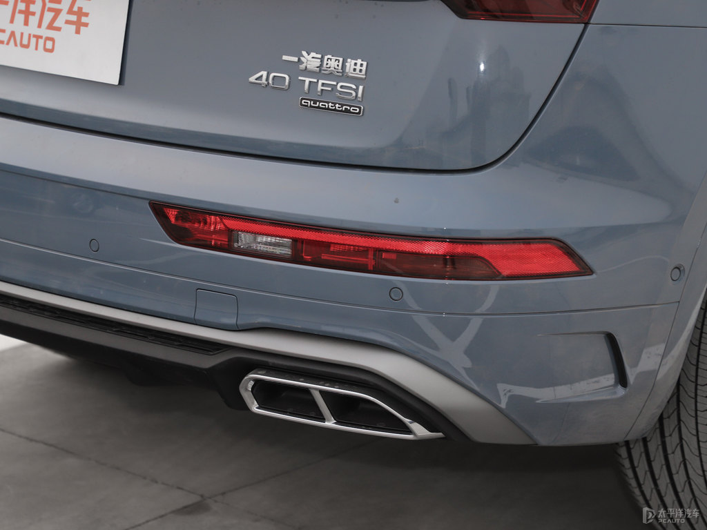 凱莫拉灰奧迪Q5L車尾外觀圖片