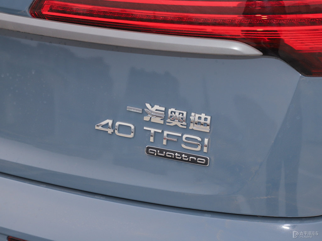 凱莫拉灰奧迪Q5L車尾外觀圖片