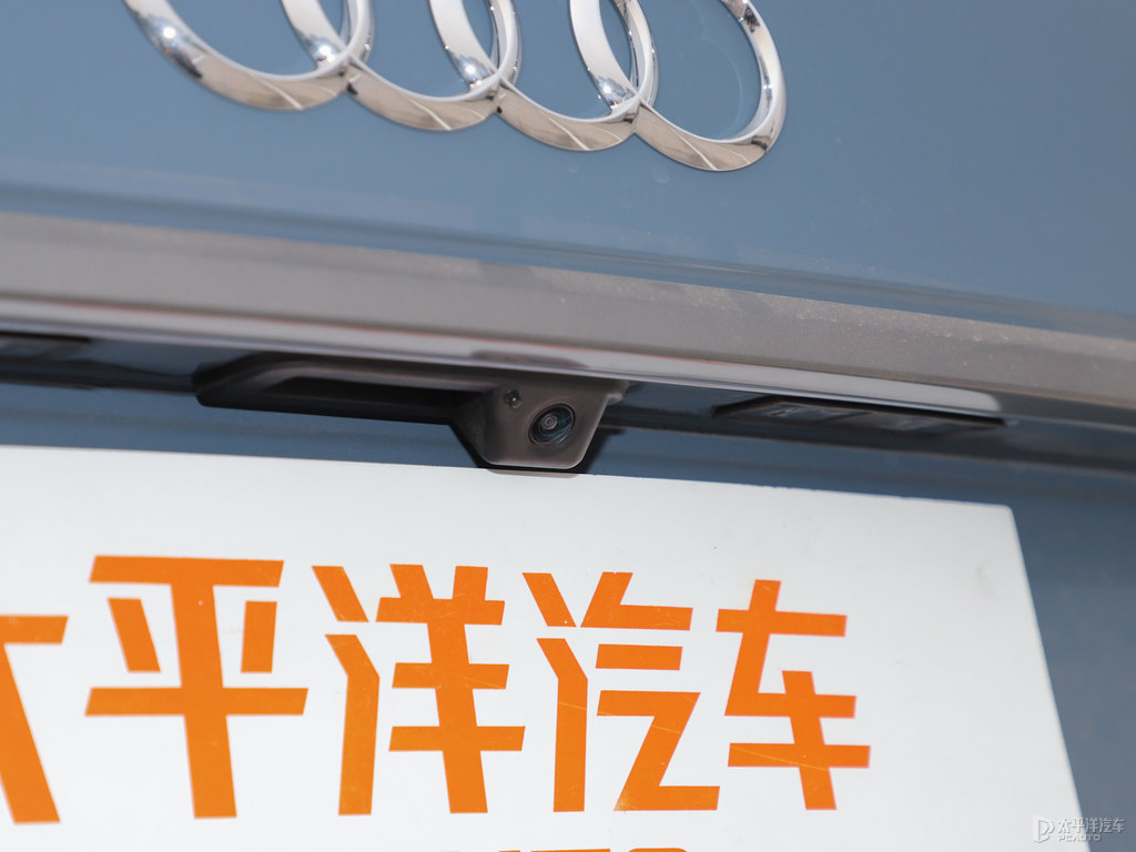 凱莫拉灰奧迪Q5L車尾外觀圖片