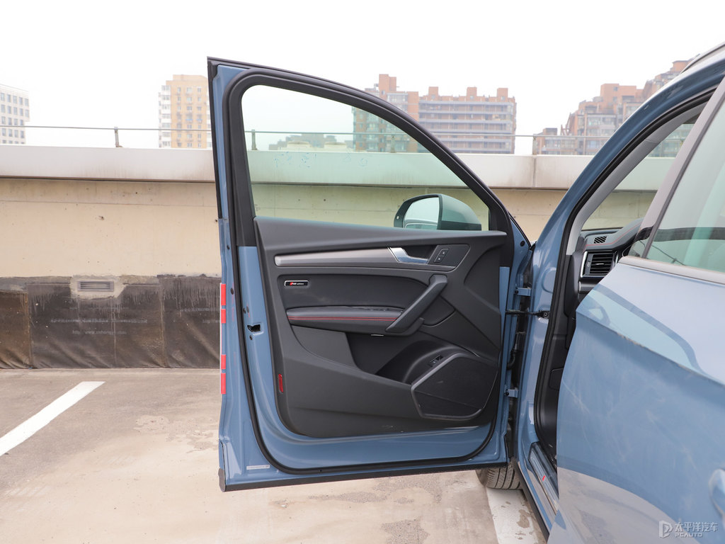凱莫拉灰?jiàn)W迪Q5L車廂內(nèi)飾圖片