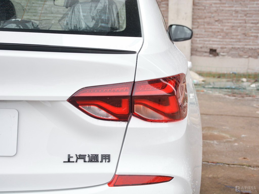 天真白科魯澤車尾外觀圖片