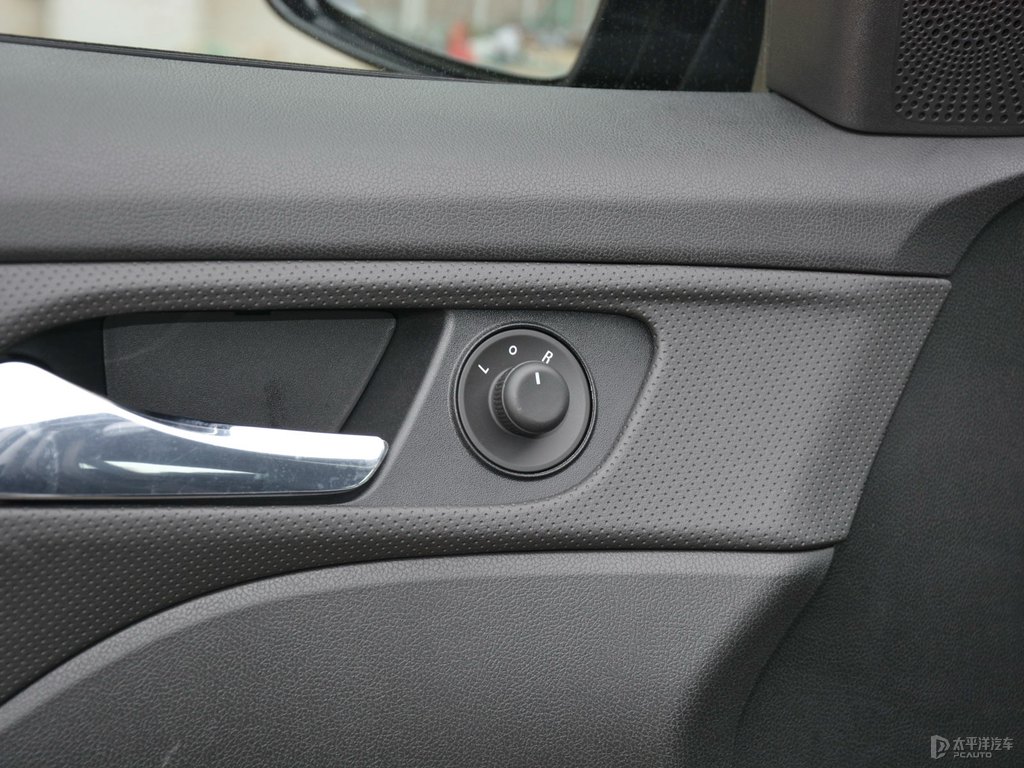 霸道黑科魯澤車廂內(nèi)飾圖片