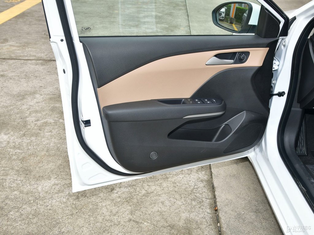 天真白科魯澤車廂內飾圖片