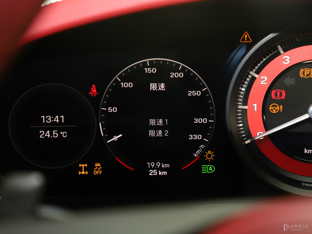 黑玉色保時(shí)捷911中控內(nèi)飾圖片