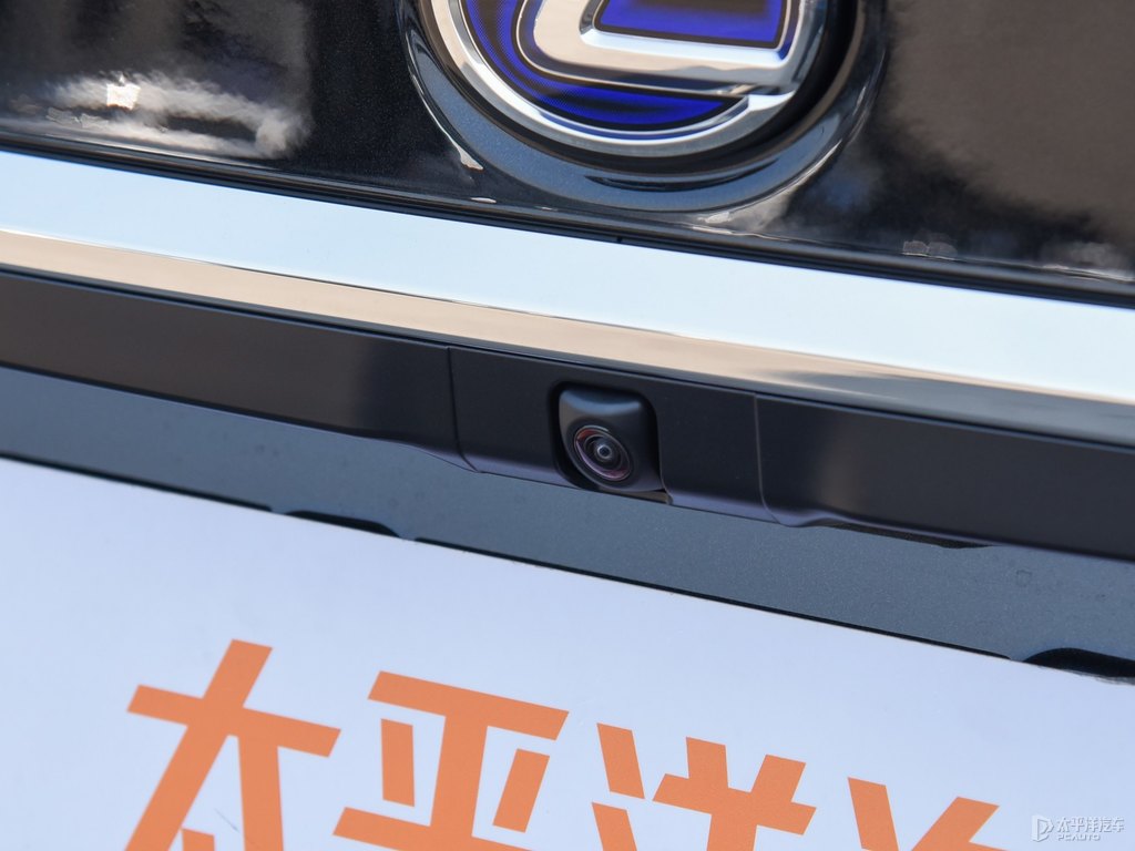 至臻黑雷克薩斯ES車尾外觀圖片