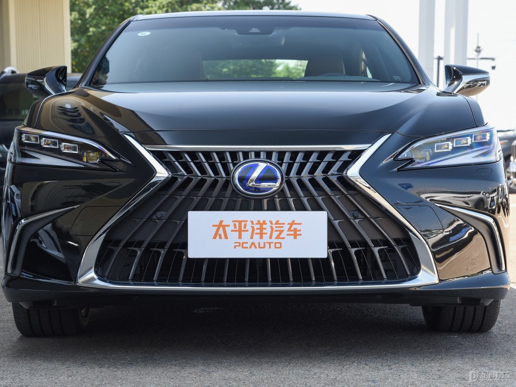 至臻黑雷克薩斯ES車頭外觀圖片