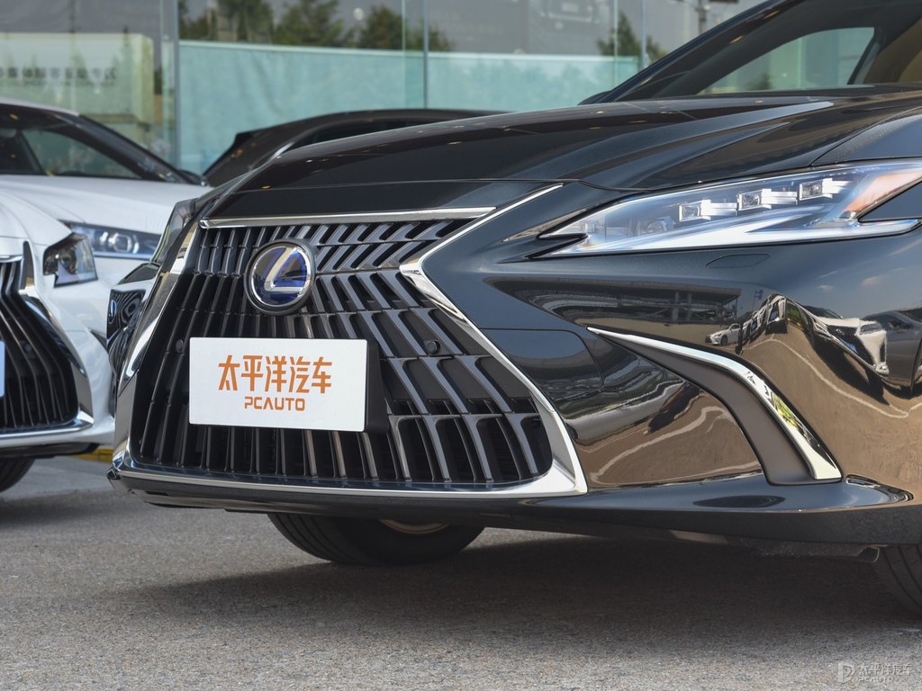 至臻黑雷克薩斯ES車頭外觀圖片