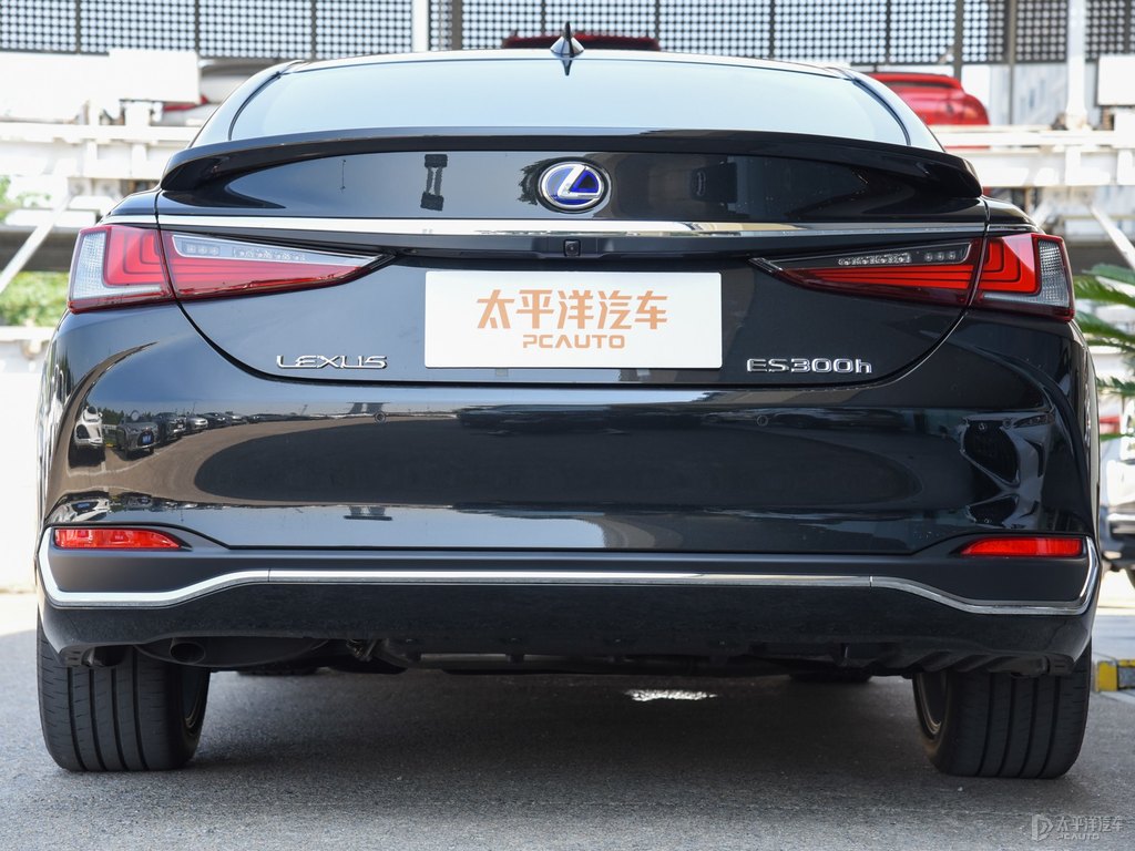 至臻黑雷克薩斯ES車尾外觀圖片