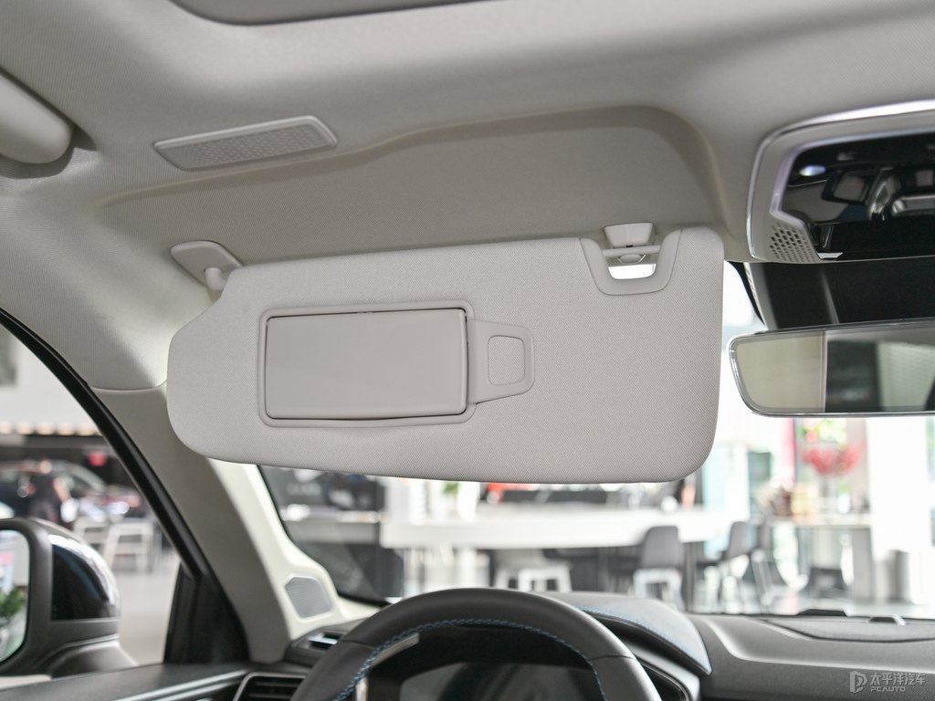 白色領(lǐng)克01車廂內(nèi)飾圖片