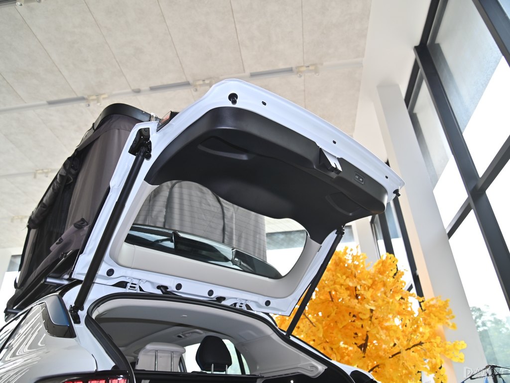白色領(lǐng)克01后備廂空間圖片