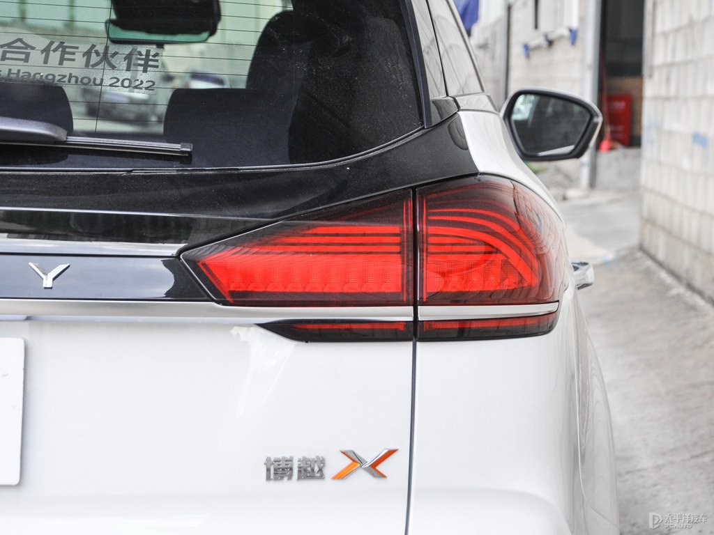 颯爽白博越車尾外觀圖片