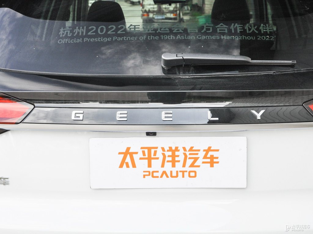 颯爽白博越車尾外觀圖片