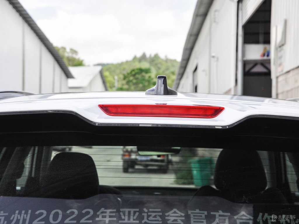 颯爽白博越車尾外觀圖片