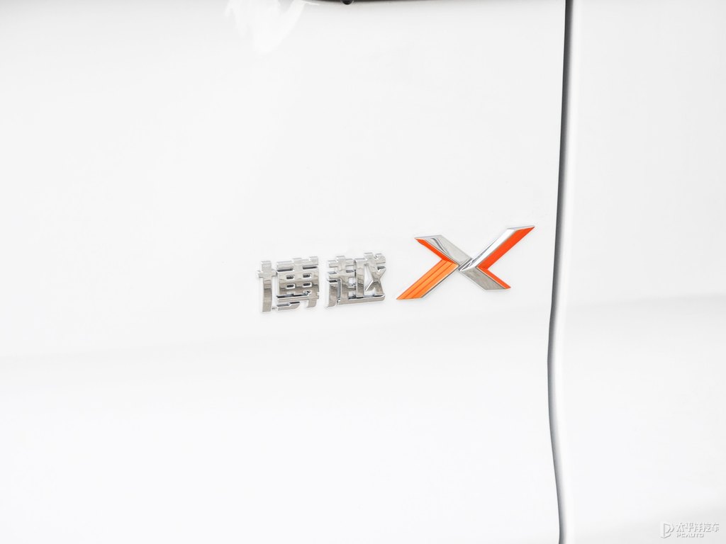 颯爽白博越車尾外觀圖片