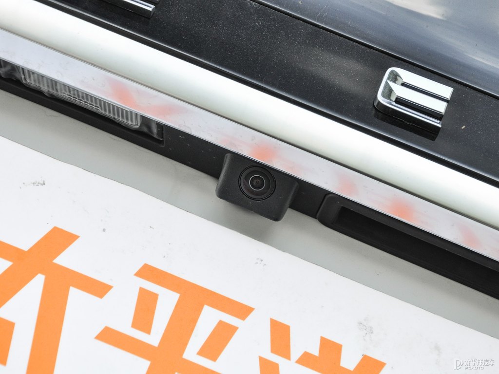 颯爽白博越車尾外觀圖片