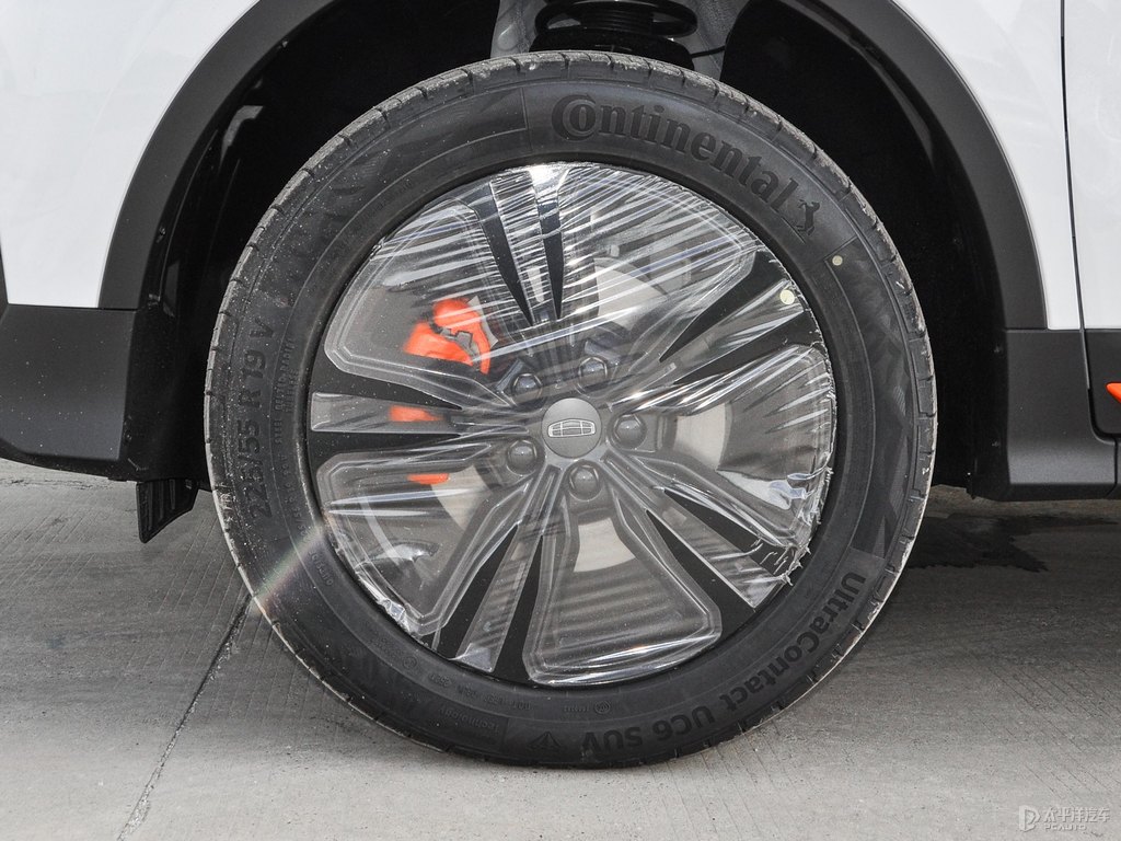 颯爽白博越車身外觀圖片