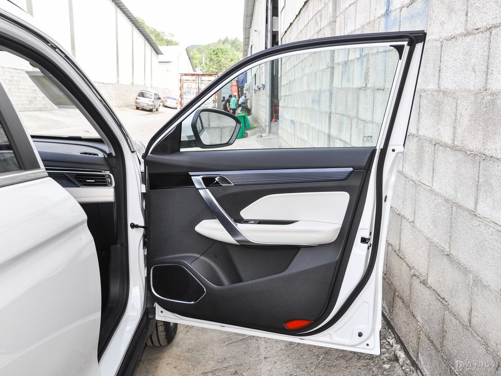 颯爽白博越車廂內飾圖片