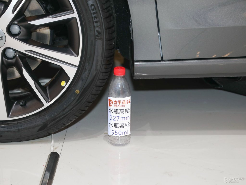 煙雨灰新帝豪車身外觀圖片