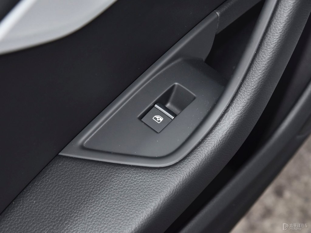 朱鷺白奧迪A4L車廂內(nèi)飾圖片