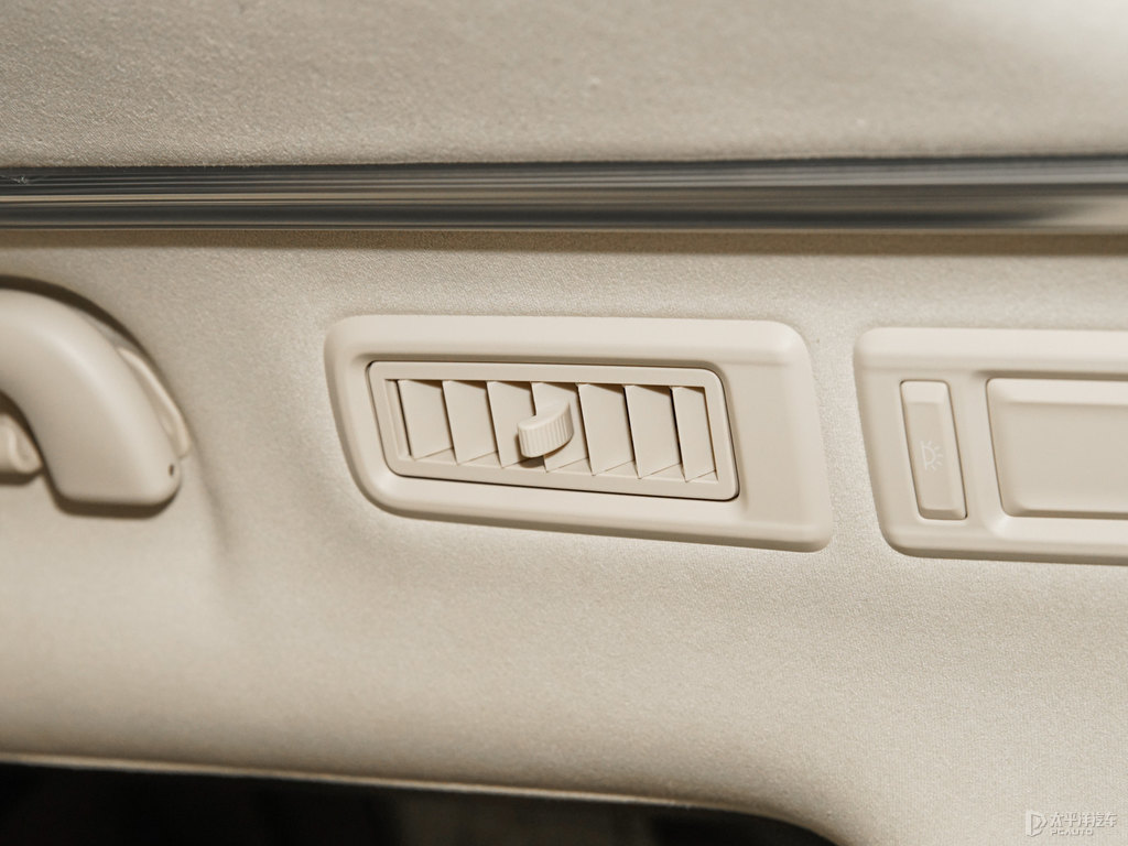 典雅黑傳祺M8車廂內(nèi)飾圖片
