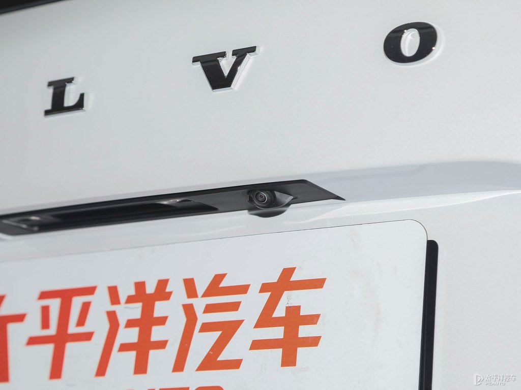 水晶白沃爾沃XC60車尾外觀圖片