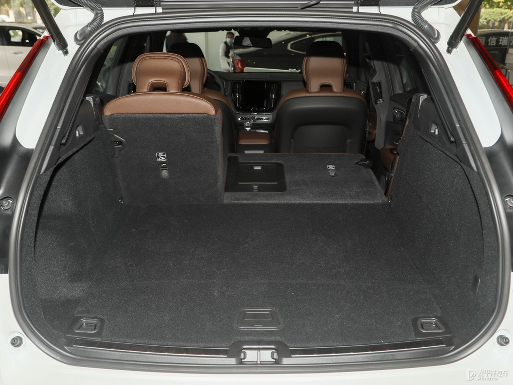 水晶白沃爾沃XC60后備廂空間圖片