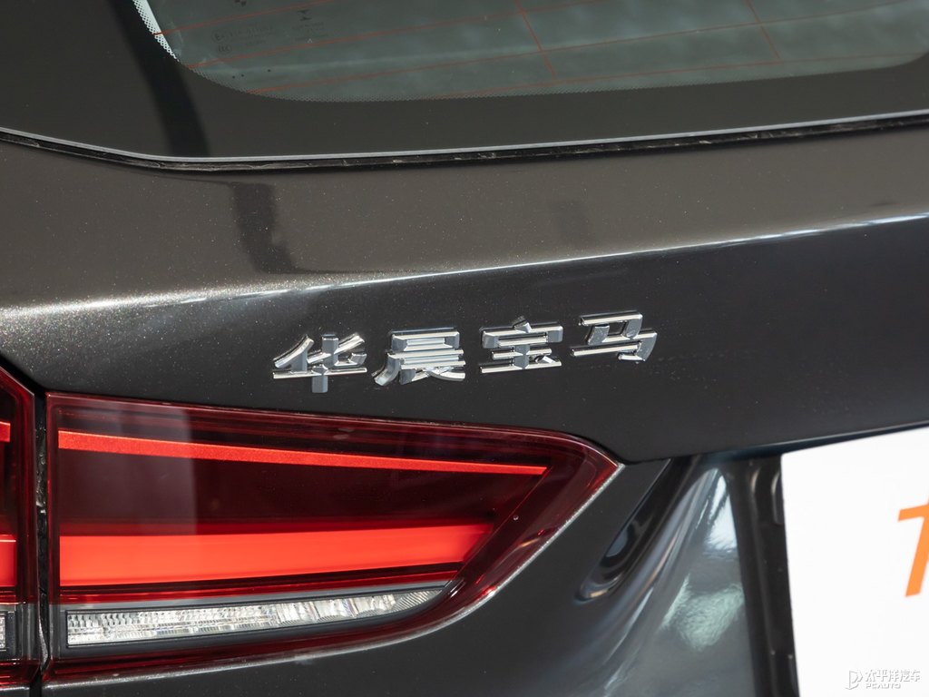 神秘灰寶馬X1車尾外觀圖片