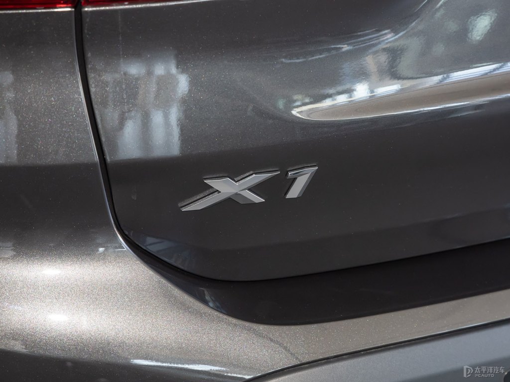 神秘灰寶馬X1車尾外觀圖片