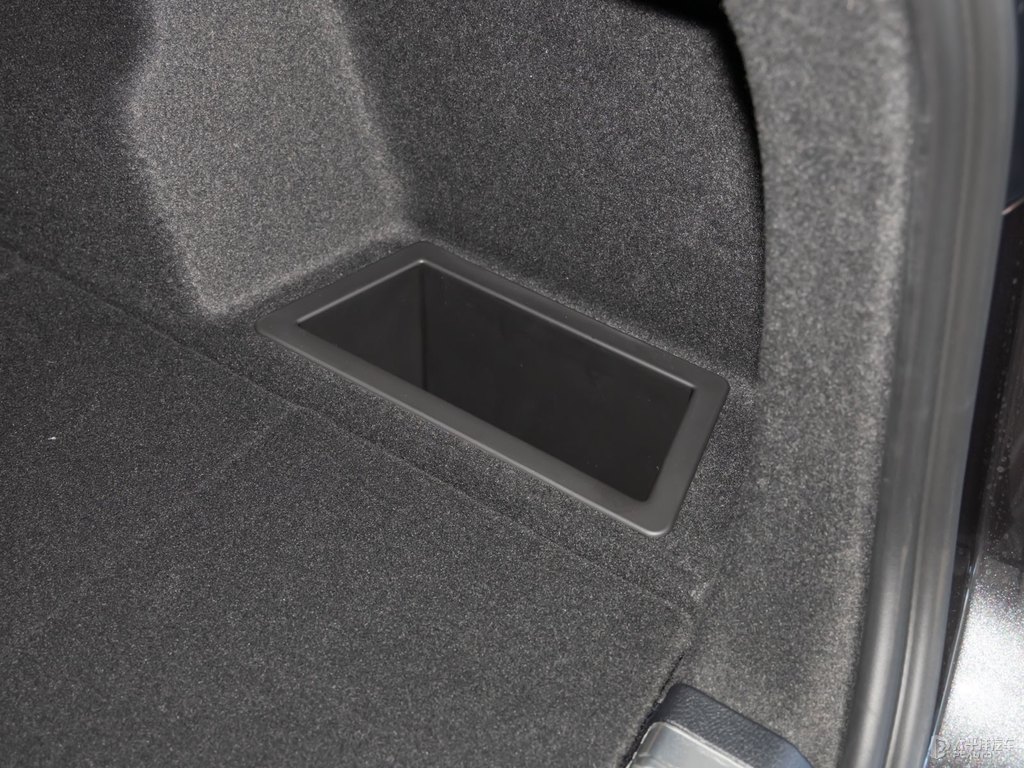 神秘灰寶馬X1后備廂空間圖片
