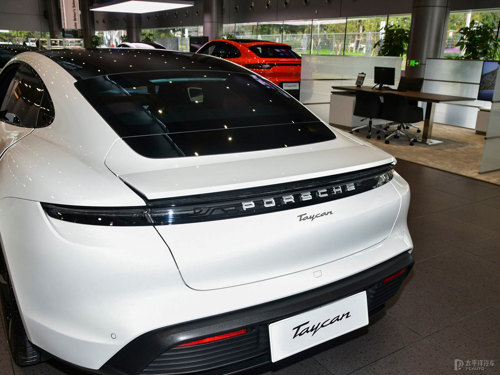 細(xì)花白Taycan車尾外觀圖片