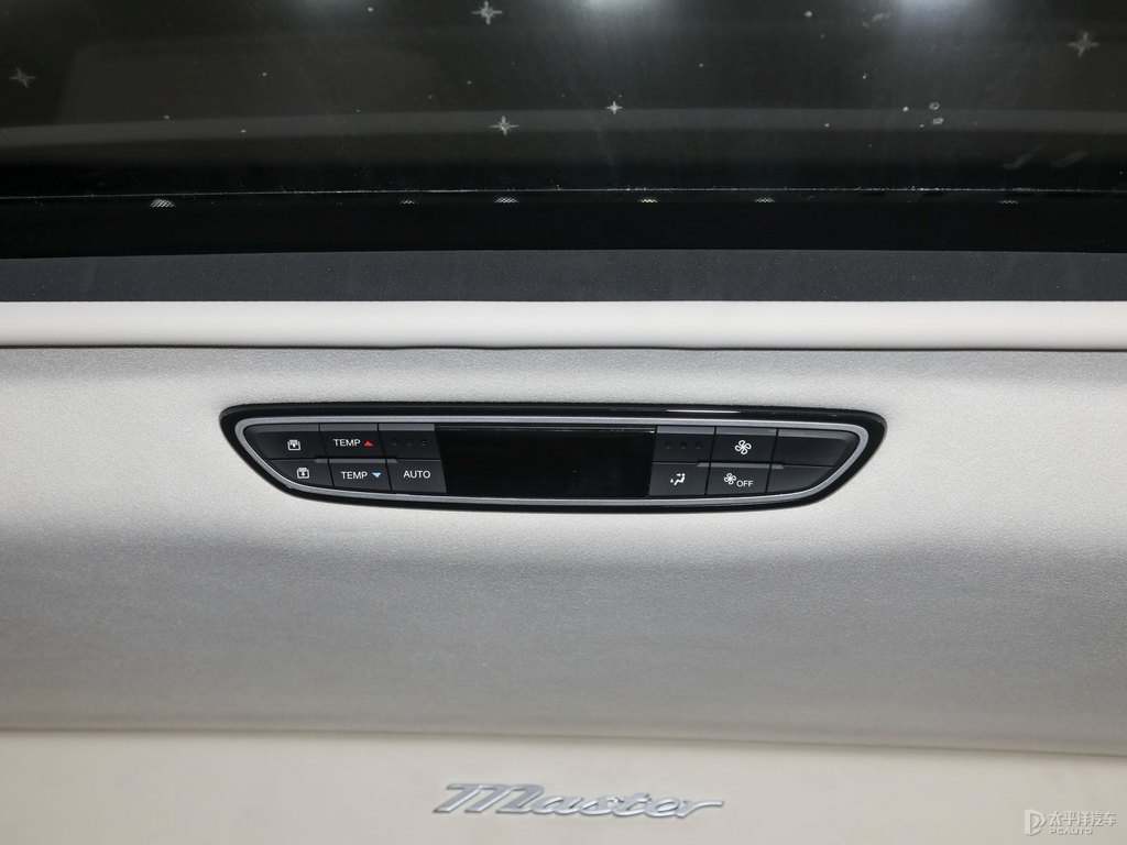 典雅黑傳祺M8車(chē)廂內(nèi)飾圖片