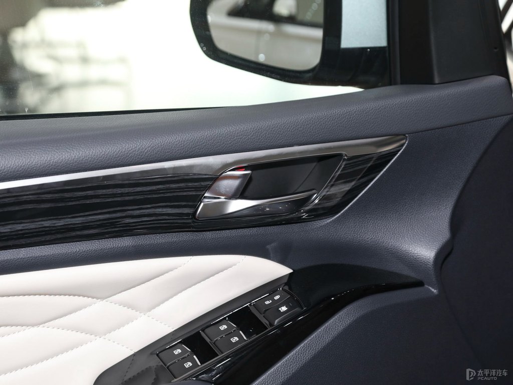 典雅黑傳祺M8車(chē)廂內(nèi)飾圖片