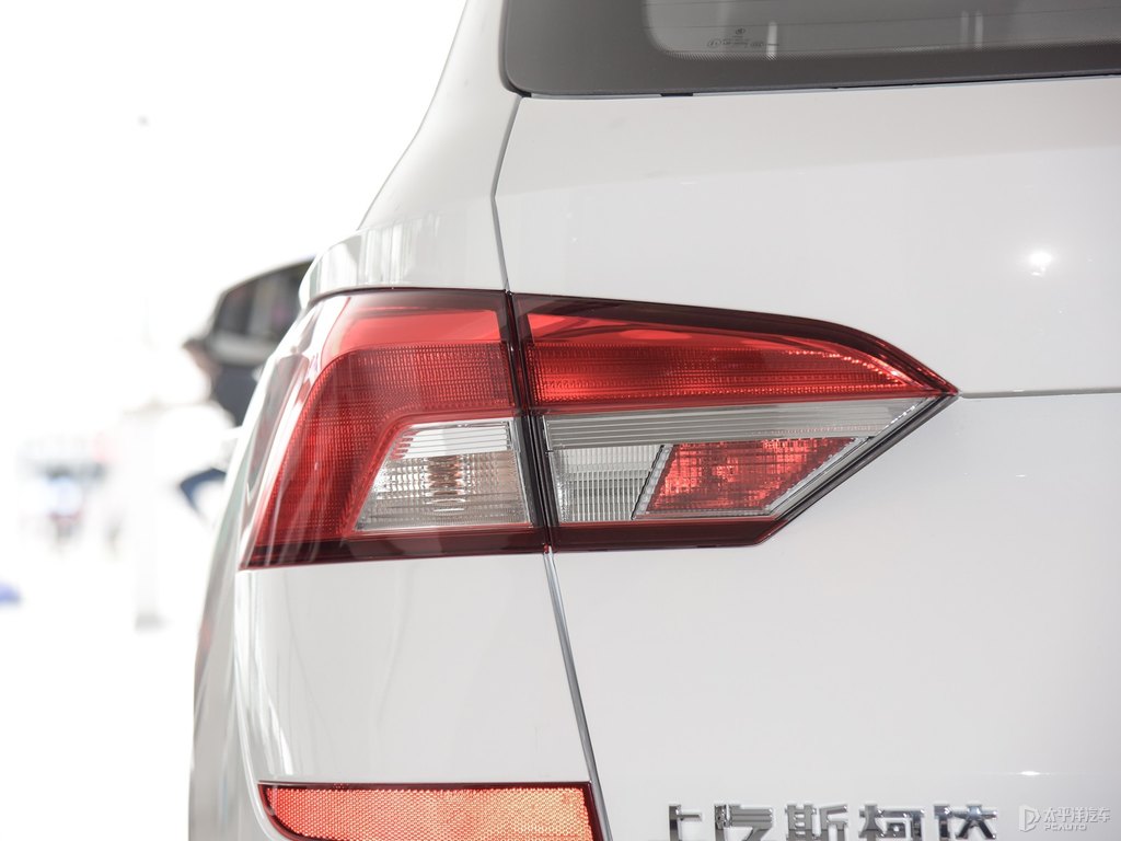 文藝白柯米克車尾外觀圖片