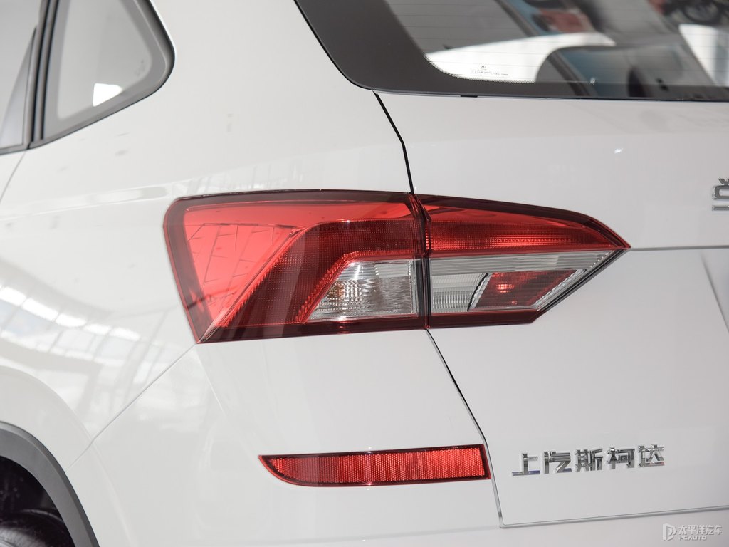文藝白柯米克車尾外觀圖片