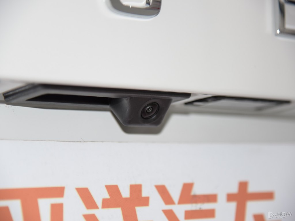 文藝白柯米克車尾外觀圖片