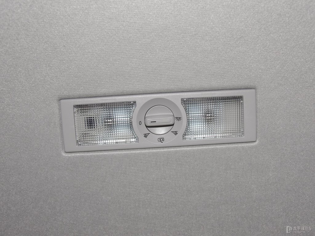 文藝白柯米克車廂內(nèi)飾圖片