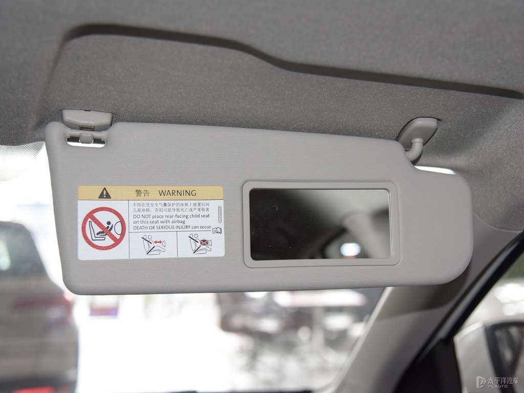 文藝白柯米克車廂內(nèi)飾圖片