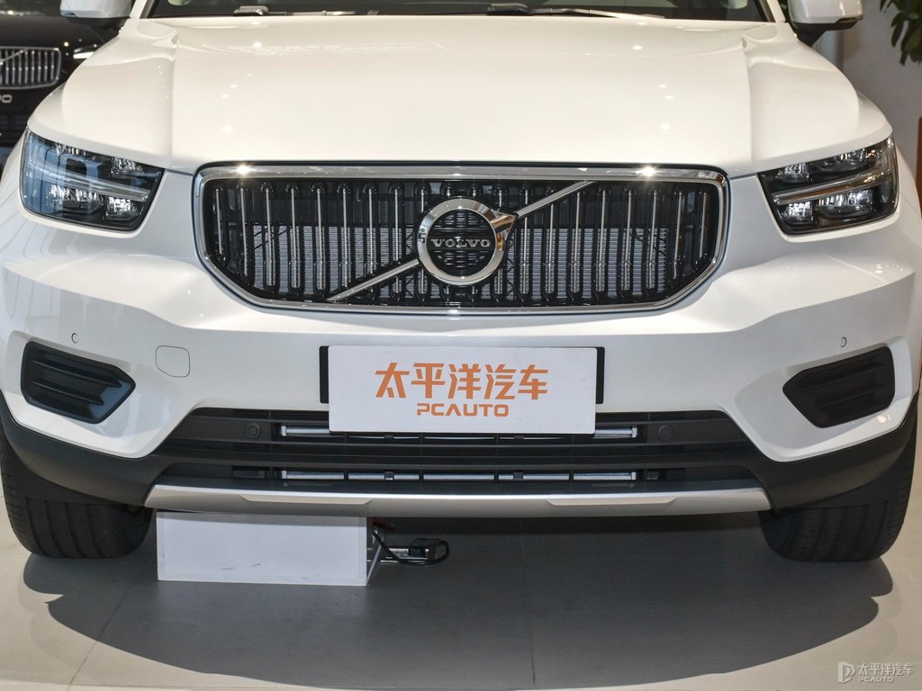 水晶白沃爾沃XC40車頭外觀圖片