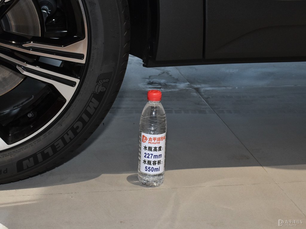 水晶白沃爾沃XC40車身外觀圖片